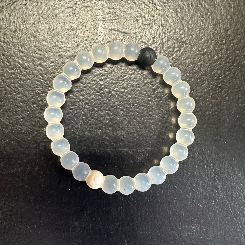 Elegant Beaded Bracelet - Black and White